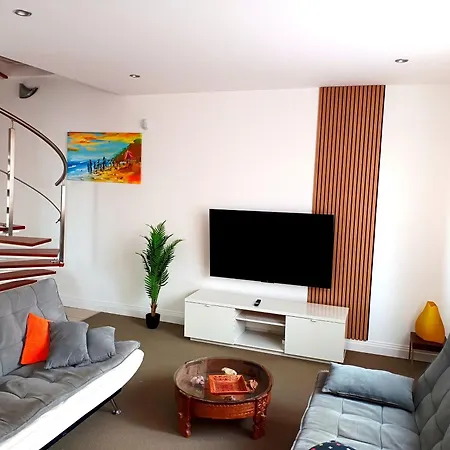 Penthouse With Free Parking And Free Bikes, Wellness 8 Min Walk Apartment *